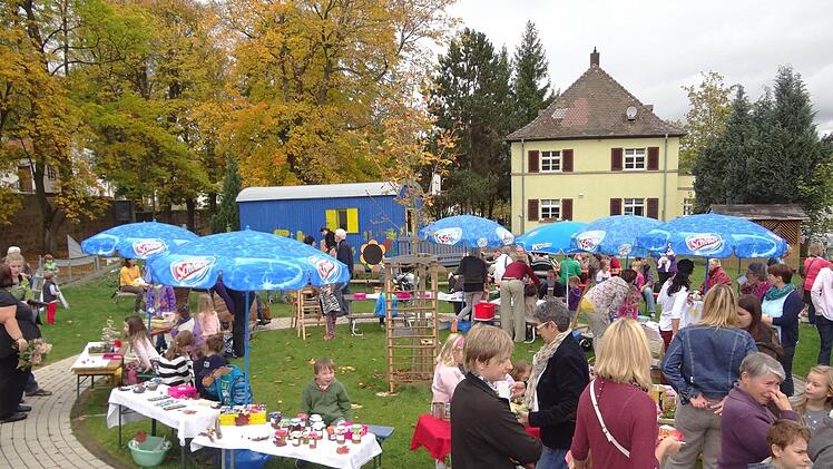 Bunt, heiter und lecker ging es zu, beim Herbstmarkt des kirchlichen Kindergartens Arche Noah in Ebern. Denn die Kinder verkauften "nur das Beste" aus dem Herbst und der Elternbeirat verköstigte die Gäste mit frischen Waffeln, Kaffee und Zwiebelkuchen.