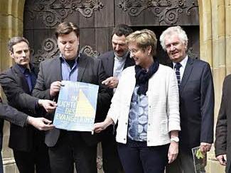 Diese Organisatoren des Dekanatskirchentags freuen sich auf einen Besuch in Königsberg (von links): stellvertretender Dekan Bernd Grosser, Pfarrer Peter Bauer, Pfarrer Peter Hohlweg, Dekan Jürgen Blechschmidt, Synodalpräsidentin Gisela Schott, Oberkirchenrat i. R. Gotthart Preiser un der Synodalpräsident Gerhard Koch. Foto: Gerold Snater