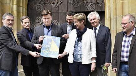 Diese Organisatoren des Dekanatskirchentags freuen sich auf einen Besuch in Königsberg (von links): stellvertretender Dekan Bernd Grosser, Pfarrer Peter Bauer, Pfarrer Peter Hohlweg, Dekan Jürgen Blechschmidt, Synodalpräsidentin Gisela Schott, Oberkirchenrat i. R. Gotthart Preiser un der Synodalpräsident Gerhard Koch. Foto: Gerold Snater
