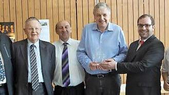 Schiesdrichter Thomas Strobl (v. li.), Sponsor Douglas Martin, Bürgermeister Bernhard Seeberger, Teilnehmer Dieter Seyb, Christian Enz von der Sparkasse Höchstadt und Abteilungsleiter Bernd Borel