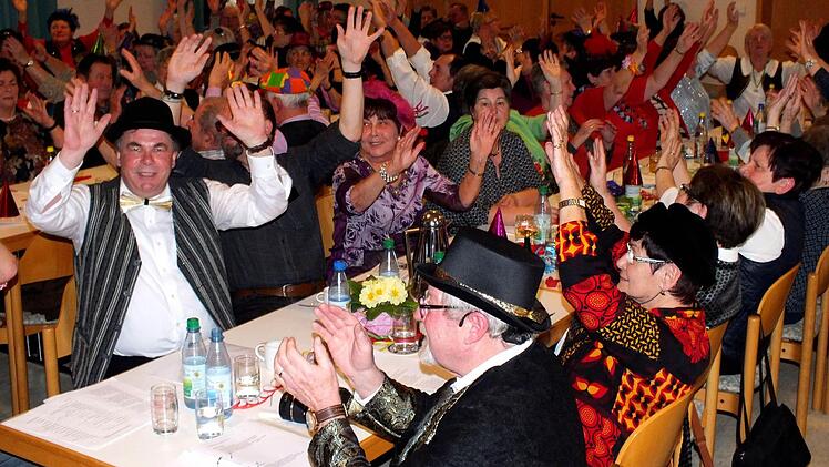 Eine tolle Stimmung herrschte beim Seniorenfasching im Sander Pfarrsaal. Auch Bürgermeister Bernhard Ruß (vorne links) und 2. Bürgermeister Gerhard Zösch (vorne rechts) hatten ihren Anteil daran. Foto: Alfons Beuerlein
