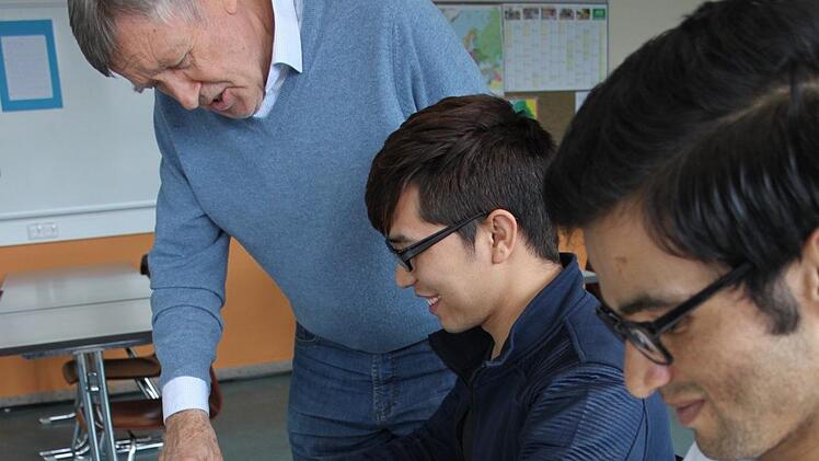 Hartmut Schuberth unterrichtet Sozialkunde in der FOS-Vorklasse. Zwei seiner Schüler sind Ehsan Sakhizada (rechts) und Mohammad Zaki Sharifi. Die Afghanen sind motiviert - und sollen abgeschoben werden. Foto: Jochen Nützel