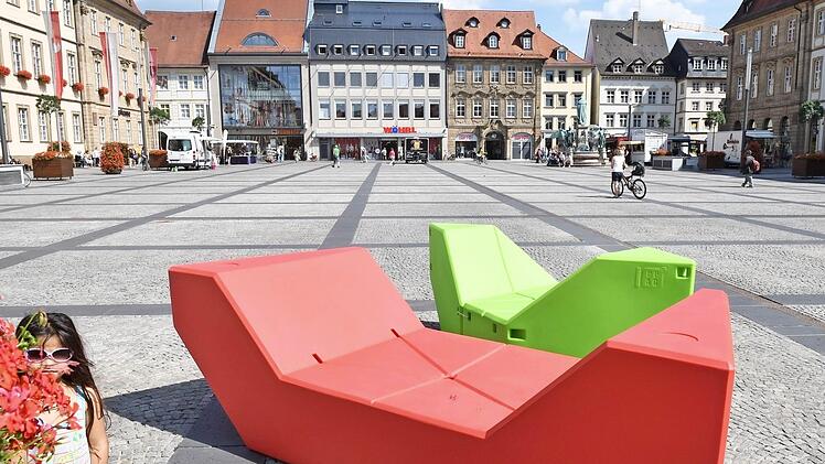 Grundsätzlich sprach sich der Bausenat für die Möblierung des Maxplatzes aus. 15 solcher Liegen könnten angeschafft werden.   Foto: Ronald Rinklef
