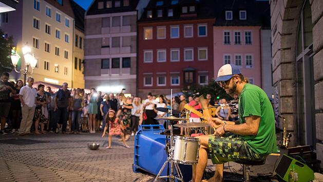 Bei der 42. Auflage des Musikfestivals unter freiem Himmel hat sich am Wochenende in N&uuml;rnberg gezeigt, warum das Publikum das Bardentreffen so liebt. Foto: Daniel Karmann/dpa