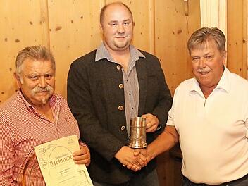 Rudi Scheler (links) vom Kleintierzuchtverein Großwalbur nahm im Auftrag des Vereins den Glasteller für das 50-jährige Bestehen aus den Händen des Kreisvorsitzenden Andre Karl (Mitte) entgegen. Mit einem Zinnkrug wurde der Kleintierzuchtverein Coburg-West geehrt. Günther Resch (rechts) nahm diesen in Empfang.  Foto: Michael Stelzner