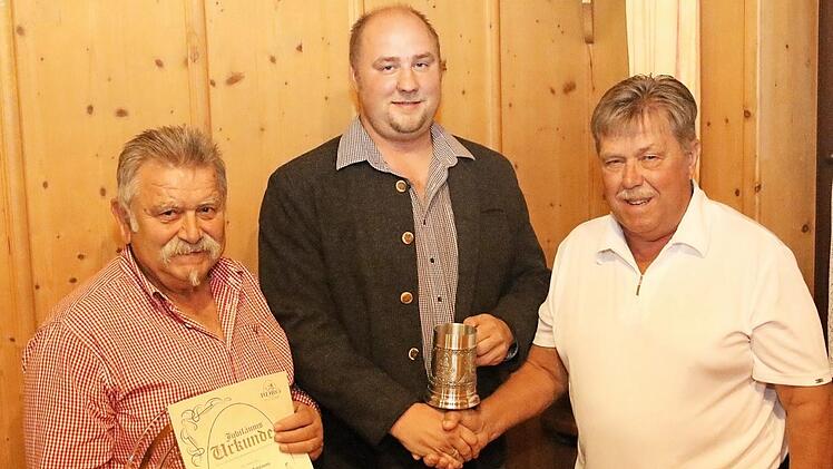 Rudi Scheler (links) vom Kleintierzuchtverein Großwalbur nahm im Auftrag des Vereins den Glasteller für das 50-jährige Bestehen aus den Händen des Kreisvorsitzenden Andre Karl (Mitte) entgegen. Mit einem Zinnkrug wurde der Kleintierzuchtverein Coburg-West geehrt. Günther Resch (rechts) nahm diesen in Empfang.  Foto: Michael Stelzner