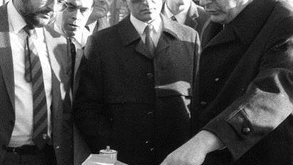Der damalige Landrat Otto Neukum (rechts) begutachtet das Modell des k&uuml;nftigen Landratsamtes.