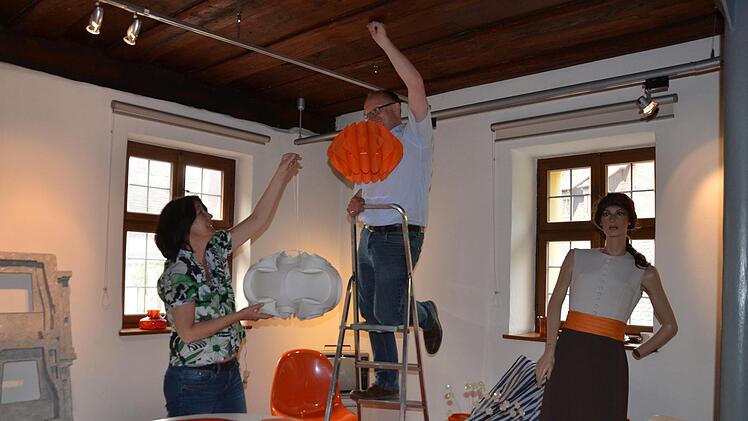 Irene Lederer und Christian Hoyer bringen Lampen an.
