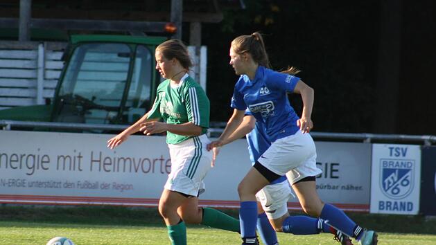 Obwohl der TSV Brand zu Beginn spielbestimmend war, lief die Mannschaft um Elena Wölfel (rechts) zum Ende einem Rückstand hinterher. 3:3 trennten sich der TSV und der SV Segringen. Foto: Michaela Galla