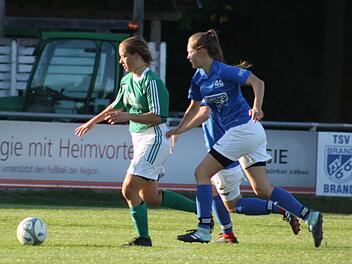 Obwohl der TSV Brand zu Beginn spielbestimmend war, lief die Mannschaft um Elena Wölfel (rechts) zum Ende einem Rückstand hinterher. 3:3 trennten sich der TSV und der SV Segringen. Foto: Michaela Galla
