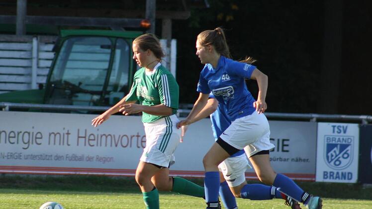 Obwohl der TSV Brand zu Beginn spielbestimmend war, lief die Mannschaft um Elena Wölfel (rechts) zum Ende einem Rückstand hinterher. 3:3 trennten sich der TSV und der SV Segringen. Foto: Michaela Galla