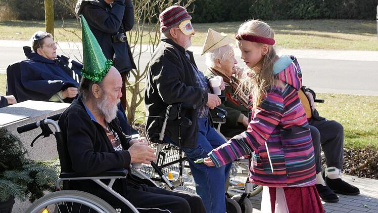Wildenheid in Narrenhand - Impressionen vom Faschingsumzug im Neustadt Stadtteil. - Foto: Manja von Nida