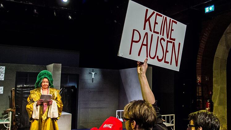 "Eros Ramazotti hat Angst vor der Arbeit": Die letzte Folge der Theaterserie "Selfies einer Utopie" feierte am Samstag Premiere in der Coburger Reithalle.Foto: Jochen Berger