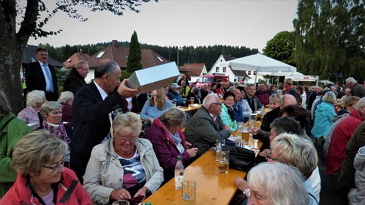 Die Besucher trotzten dem unbeständigen Wetter. Foto: Werner Reißaus