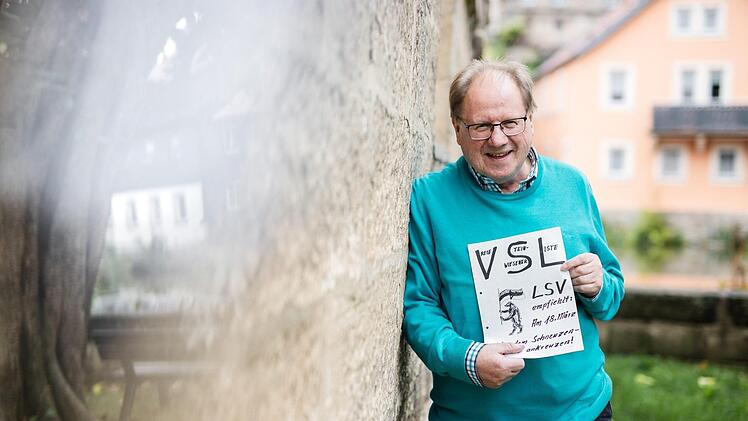 Zwar stand sein Name gar nicht auf dem offiziellen Stimmzettel, trotzdem erhielt Hans Franz 1989 bei der Steinwiesener Bürgermeisterwahl an die 400 Stimmen. Den Kandidaten des Lügensagervereins fügten die Wähler einfach handschriftlich hinzu. Einer der Slogans auf seinen Wahlplakaten: "Vor dem Schnäuzen Hans Franz ankreuzen". Foto: Marian Hamacher