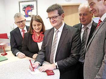 Roland Friedrich, Sabine Wehner (beide Sparkasse), Reiner Zeller, Roland Knoll (beide VR-Bank) und Michael Rendl (Sparkasse) arbeiten ab Mitte des laufenden Jahres intensiver zusammen.  Fotos: Johannes Schlereth