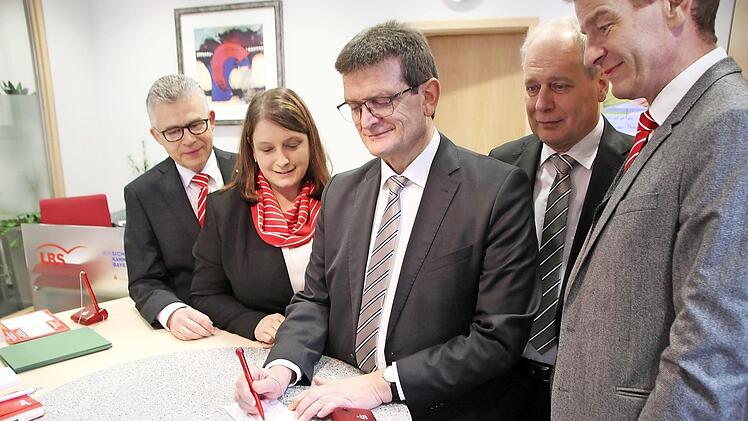 Roland Friedrich, Sabine Wehner (beide Sparkasse), Reiner Zeller, Roland Knoll (beide VR-Bank) und Michael Rendl (Sparkasse) arbeiten ab Mitte des laufenden Jahres intensiver zusammen.  Fotos: Johannes Schlereth