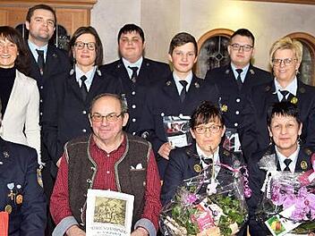 Im Beisein von Bürgermeisterin Frieß wurden Mitglieder der Feuerwehr sowie die Jugendlichen ausgezeichnet; mit dabei Vorsitzender Scheibel und der neue Ehrenkommandant Klaus Bauer (vorn l. u. 2. v.l). Foto: dr