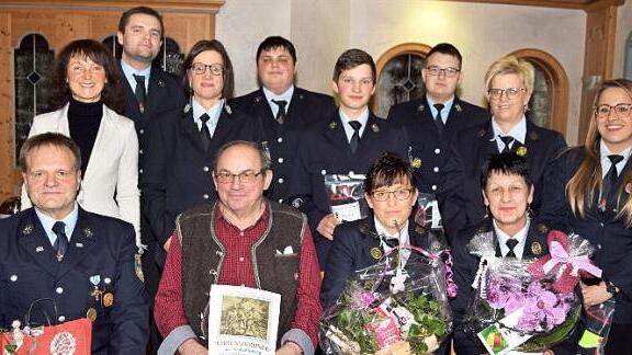 Im Beisein von Bürgermeisterin Frieß wurden Mitglieder der Feuerwehr sowie die Jugendlichen ausgezeichnet; mit dabei Vorsitzender Scheibel und der neue Ehrenkommandant Klaus Bauer (vorn l. u. 2. v.l). Foto: dr