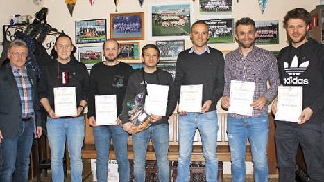 Vorsitzender Volker T&auml;uber (links) mit den ausgezeichneten Fu&szlig;ballern (nach rechts) Dominik Schorn (200 Spiele), Daniel Grasgruber (400), Markus Krau&szlig; (600), Oliver Reif (400), Matthias Pistor und Michael Fuchs (beide 200)