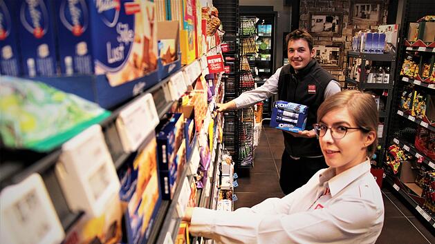 Sandra Koch und Fabian Zwingel  sorgen bei Rewe im Aischpark-Center in H&ouml;chstadt f&uuml;r Nachschub im S&uuml;&szlig;warenregal. Foto: Christian Bauriedel