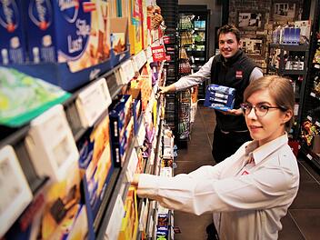 Sandra Koch und Fabian Zwingel  sorgen bei Rewe im Aischpark-Center in Höchstadt für Nachschub im Süßwarenregal. Foto: Christian Bauriedel