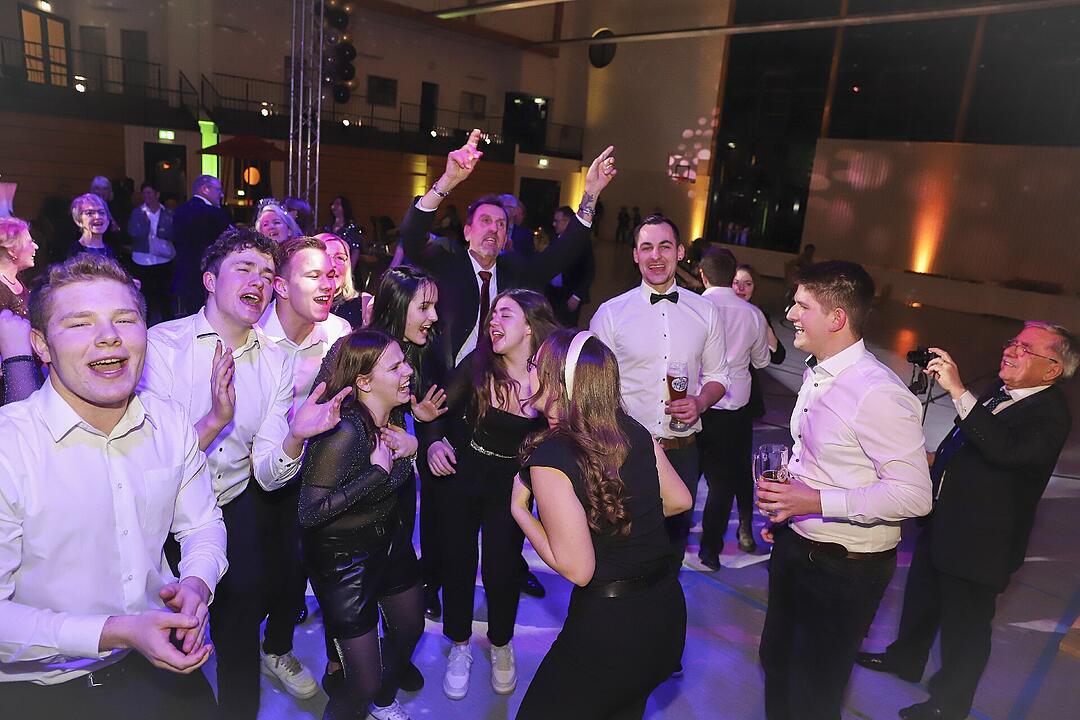 Es wurde in das Jahr 2025 gefeiert.