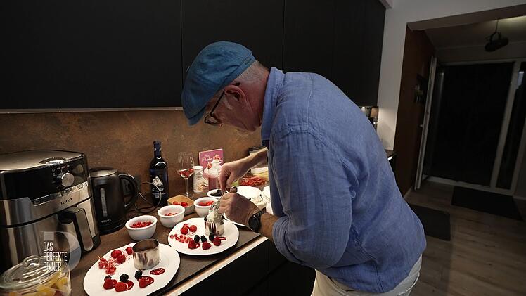 Aus dem Dessert kreiert Heiner ein kleines Kunstwerk.