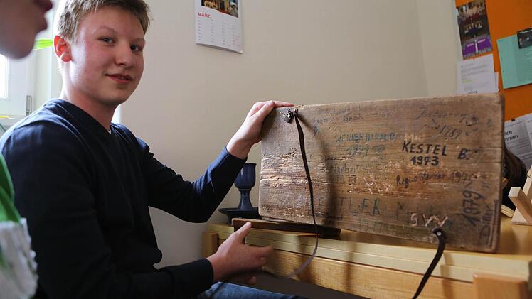 Fabian hat die Ratsche von seinem Vater geerbt.  Fotos: Barbara Herbst