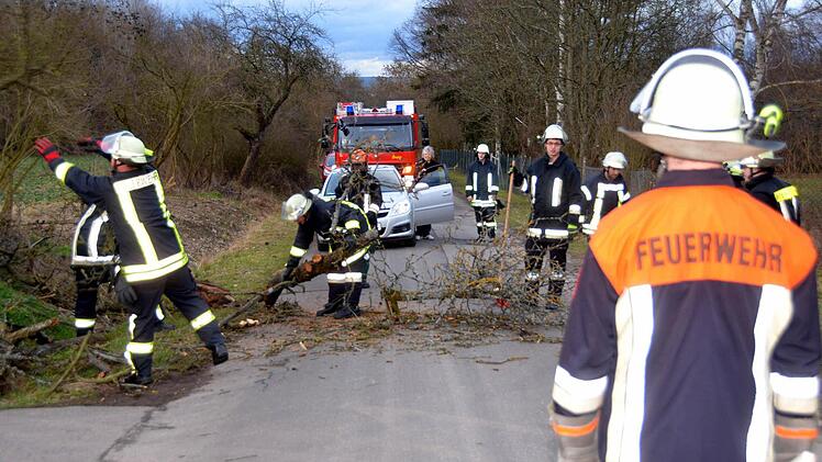 Feuerwehreinsatz an der Zufahrt zum Heiligenhof in Bad Kissingen