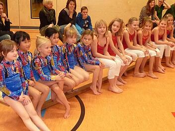 Die Jugend des TSV Stockheim freut sich auf ihren Auftritt beim Jubiläum am 28. Juni. Zur Zeit wird fleißig in der Turnhalle geprobt. Foto: Gerd Fleischmann