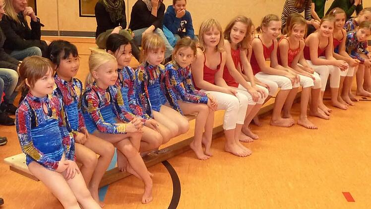 Die Jugend des TSV Stockheim freut sich auf ihren Auftritt beim Jubiläum am 28. Juni. Zur Zeit wird fleißig in der Turnhalle geprobt. Foto: Gerd Fleischmann