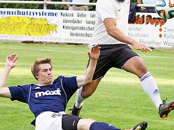 Der Kasendorfer Simon Hösch (links) schlägt den Ball vor Mehmet Catlakcan weg.  Fotos: Heinrich Weiß