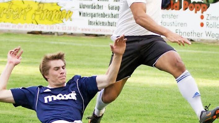 Der Kasendorfer Simon Hösch (links) schlägt den Ball vor Mehmet Catlakcan weg.  Fotos: Heinrich Weiß