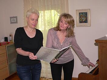 Neben den eigenen Auftritten gehört die ganze Aufmerksamkeit von Iva Simon (rechts) den Schülern ihrer Gesangsschule (im Bild mit Jutta Neugebauer). Fotos: Privat , Archiv (Peter Klopf)