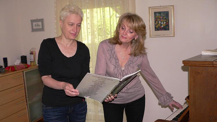 Neben den eigenen Auftritten gehört die ganze Aufmerksamkeit von Iva Simon (rechts) den Schülern ihrer Gesangsschule (im Bild mit Jutta Neugebauer). Fotos: Privat , Archiv (Peter Klopf)