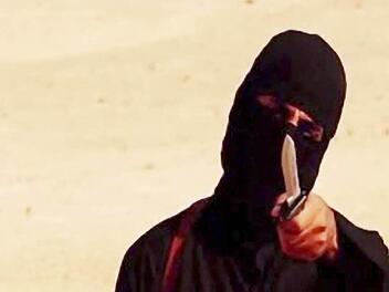 Screenshot einer Szene aus einem Video, das von der Terrormiliz Islamischer Staat (IS) am 02.09.2014 veröffentlicht wurde und einen maskierten Mann mit Messer bei der Hinrichtung des US-Journalisten Sotloff zeigen soll. Bei der Person soll es sich nach Medienberichten um Mohammed Emwasi handeln. Foto: dpa