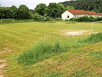 Auf diesem Bolzplatz, Teil des Schulgrundstücks, möchte die Gemeinde Ebelsbach ein Seniorenwohnheim errichten lassen und macht dem Hauptschuleverband das Grundstück streitig. Foto: Günther Geiling