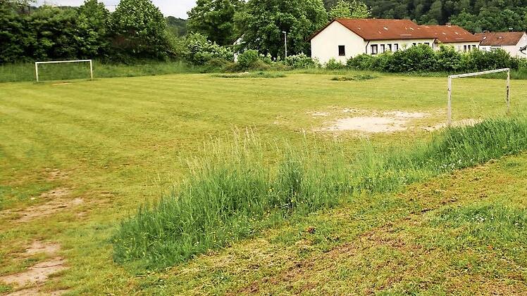 Auf diesem Bolzplatz, Teil des Schulgrundstücks, möchte die Gemeinde Ebelsbach ein Seniorenwohnheim errichten lassen und macht dem Hauptschuleverband das Grundstück streitig. Foto: Günther Geiling