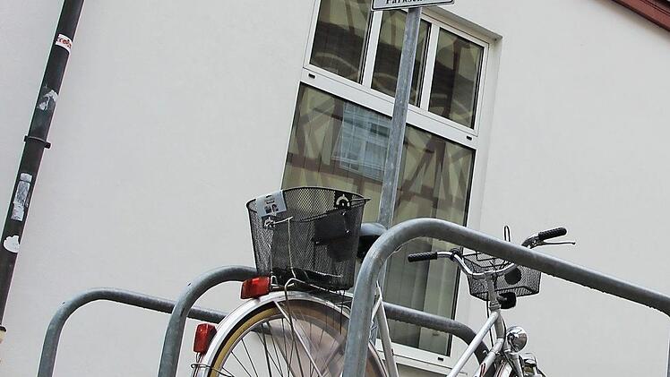 Bisher gibt es zwei Fahrradstellplätze in der Innenstadt von Bad Staffelstein. Einer ist günstig gelegen direkt hinter dem Rathaus am Eingang zur Fußgängerzone zu finden, ein Fahrradständer steht vor dem Rathaus. Foto: Tobias Kindermann