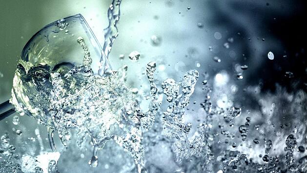 Stiftungwarentest testete 32 verschiedene Sorte stilles Mineralwasser. Symbolbild: pixabay/cocoparisienne