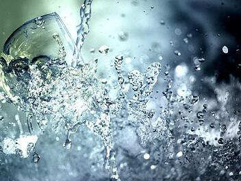 Stiftungwarentest testete 32 verschiedene Sorte stilles Mineralwasser. Symbolbild: pixabay/cocoparisienne