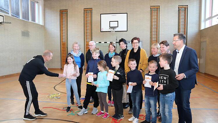 Dieter Pöhnl überreicht den Kindern die Urkunden.Johanna Blum