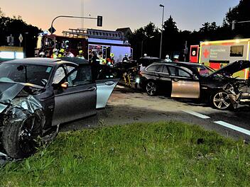Drei Schwerverletzte und  ein Schaden von   über 70 000 Euro waren die Bilanz des schweren Verkehrsunfalls, der sich am Dienstag an der Kreuzung ereignet hat. Foto: Werner Reißaus