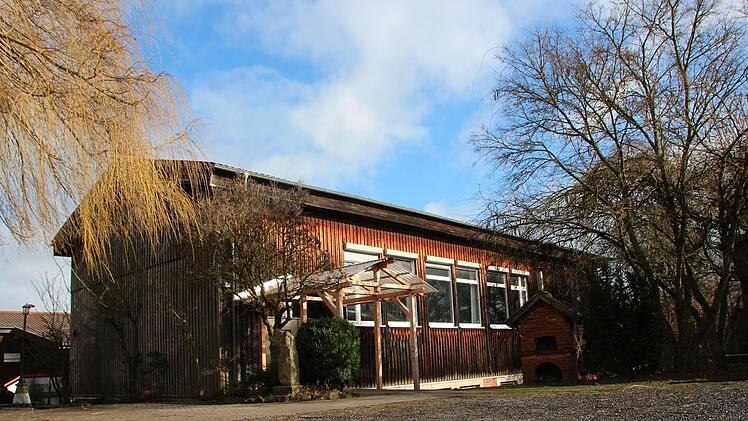 Der Festsaal der freien Waldorfschule im Coburger Stadtteil Beiersdorf wurde von Reichsbürgern aus ganz Deutschland für eine illegale Versammlung genutzt. Die Schulleitung betont, nichts von dem Treiben gewusst zu haben und zeigt sich schockiert.