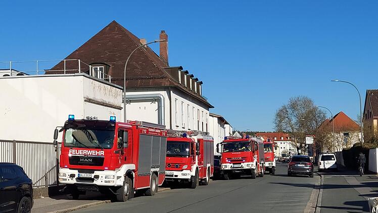 Gefahrgutzug der Feuerwehr Bamberg zu ABC-Einsatz alarmiert: Auslaufende Schwefelsäure