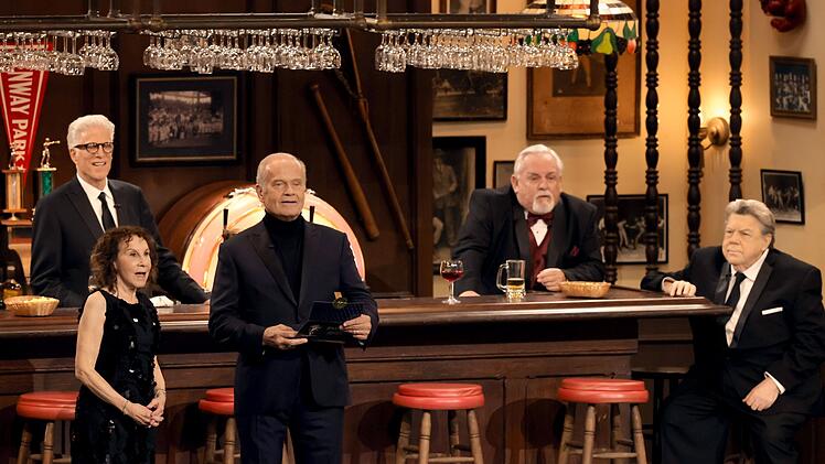 Bei der Emmy-Verleihung 2024 standen die Stars von "Cheers" noch einmal gemeinsam auf der Bühne: (von links) Ted Danson, Rhea Perlman, Kelsey Grammer, John Ratzenberger und George Wendt.