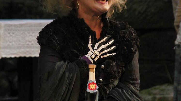 Jedermanns Mutter spielt Hilde Volkmann.