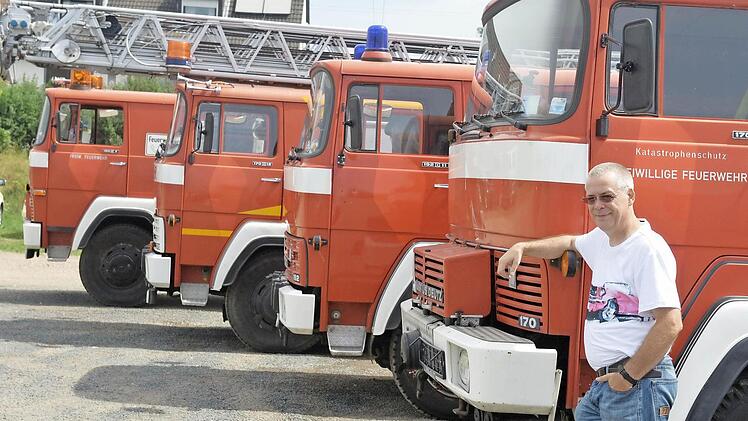 Vier alte Feuerwehrfahrzeuge besitzt Feuerwehrmann und Oldtimerfan Matthias Schneider.   Foto: Ronald Rinklef