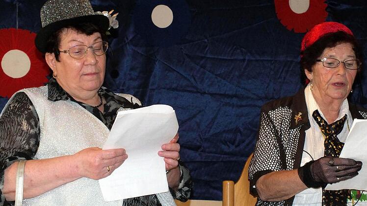 Helga Zappe (links) und Hiltrud Dietlein lästerten bei ihrem Zwiegespräch tüchtig über ihre eigenen Männer ab.